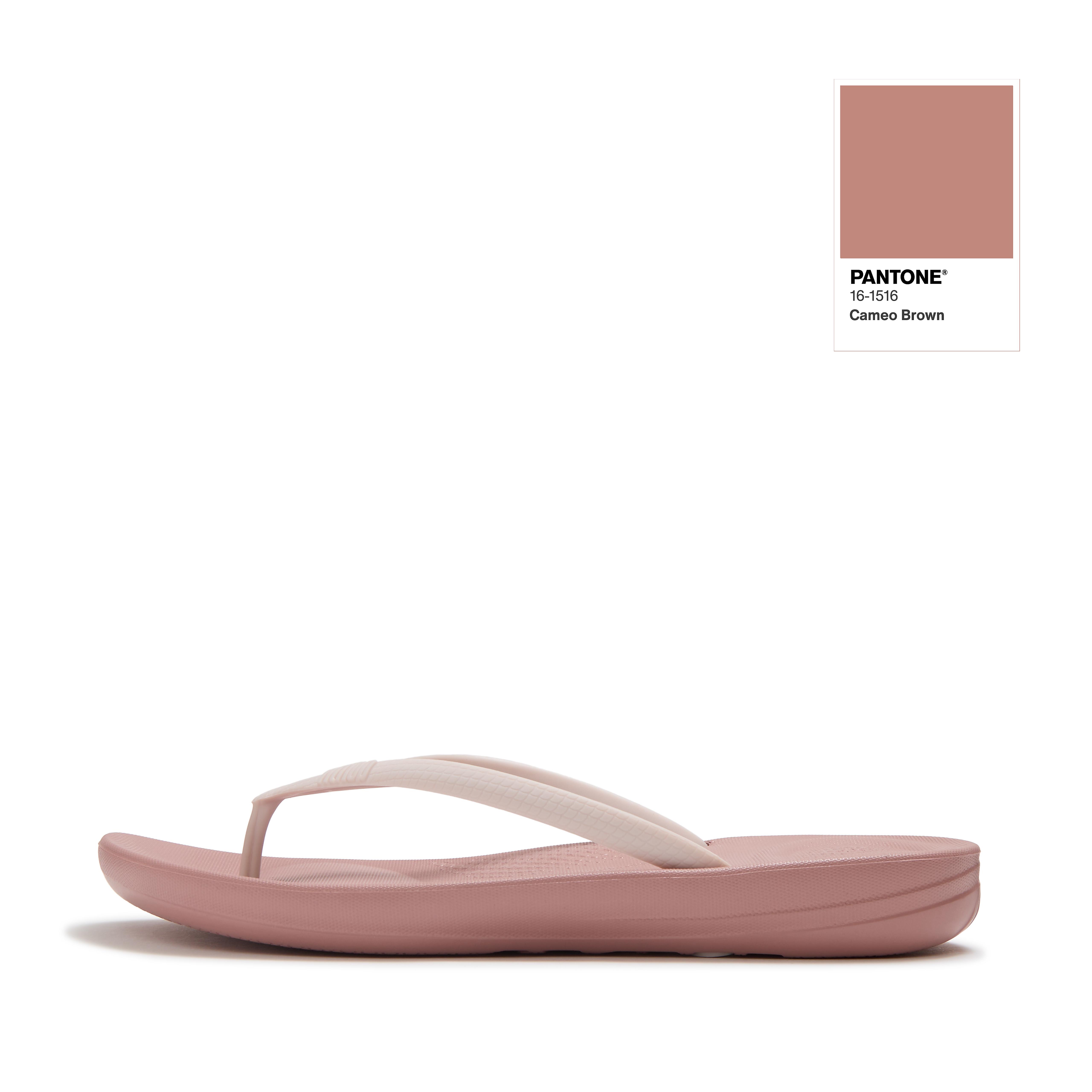 FitFlop IQUSHION | PANTONE Flip-Flops - Cameo Brown