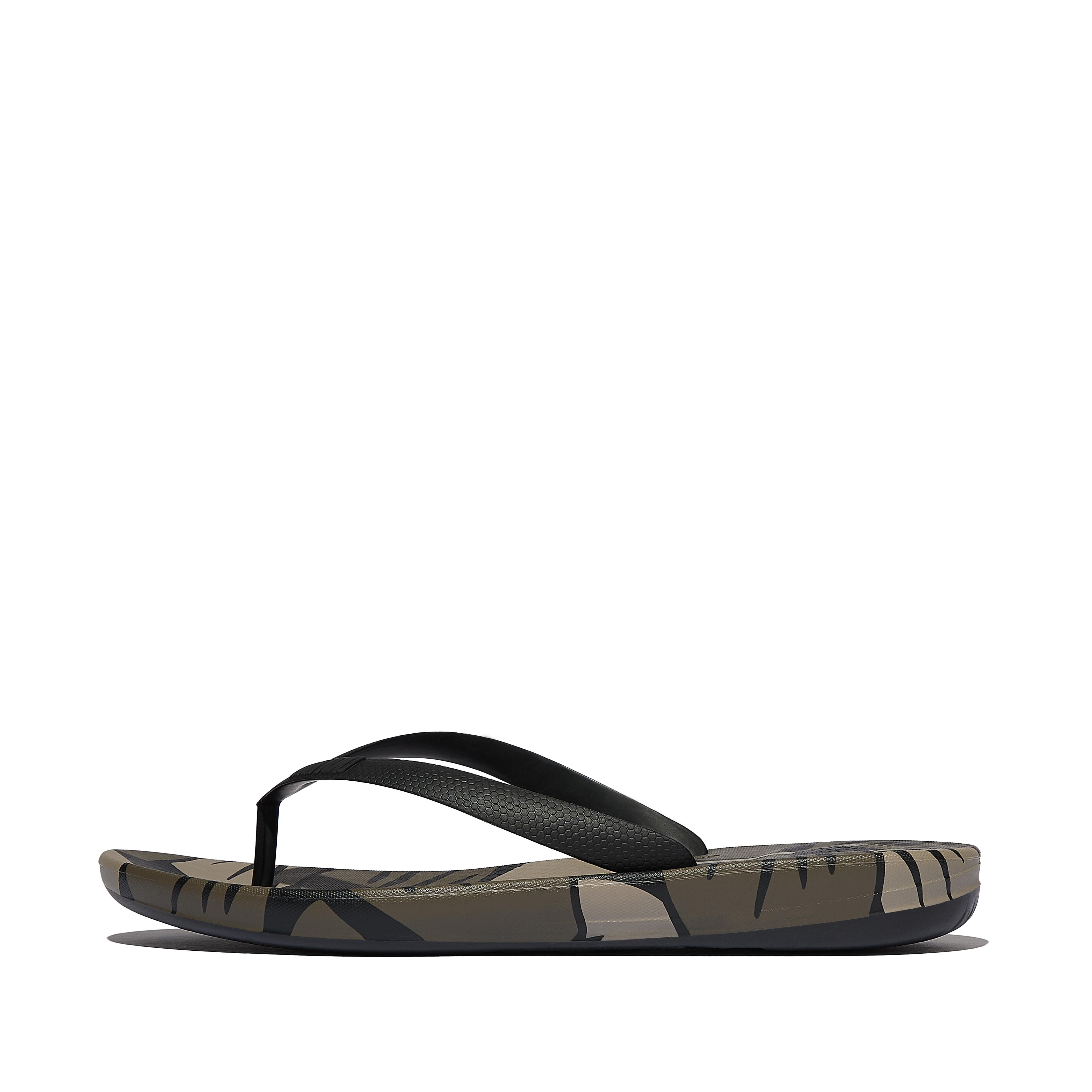 FitFlop IQUSHION Mens Leaf-Print Ergonomic Flip-Flops - Black Mix
